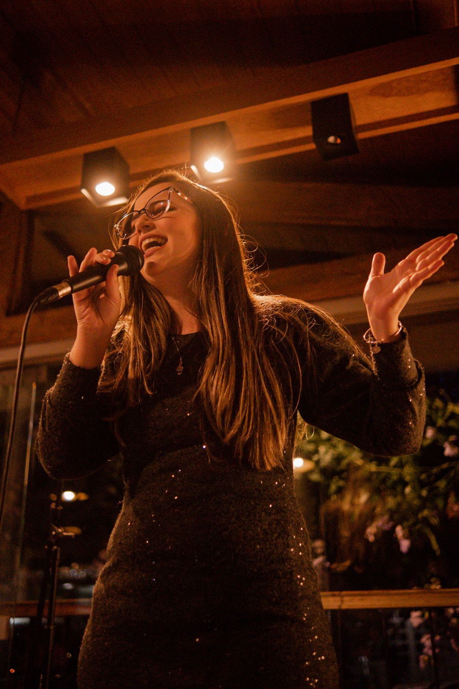 Isa Oliver, cantora de Nova MPB