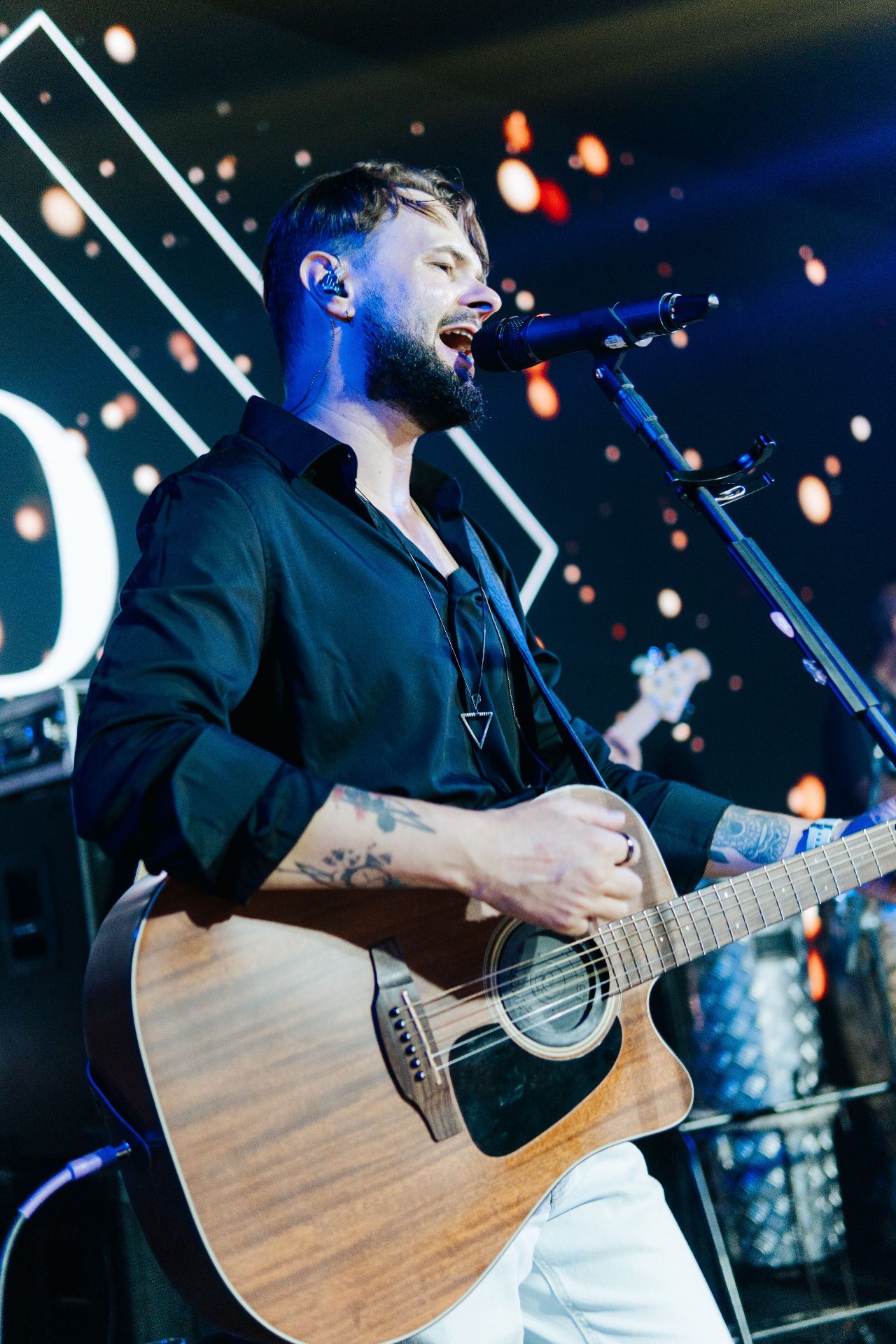 Thiago Melo cantando ao vivo