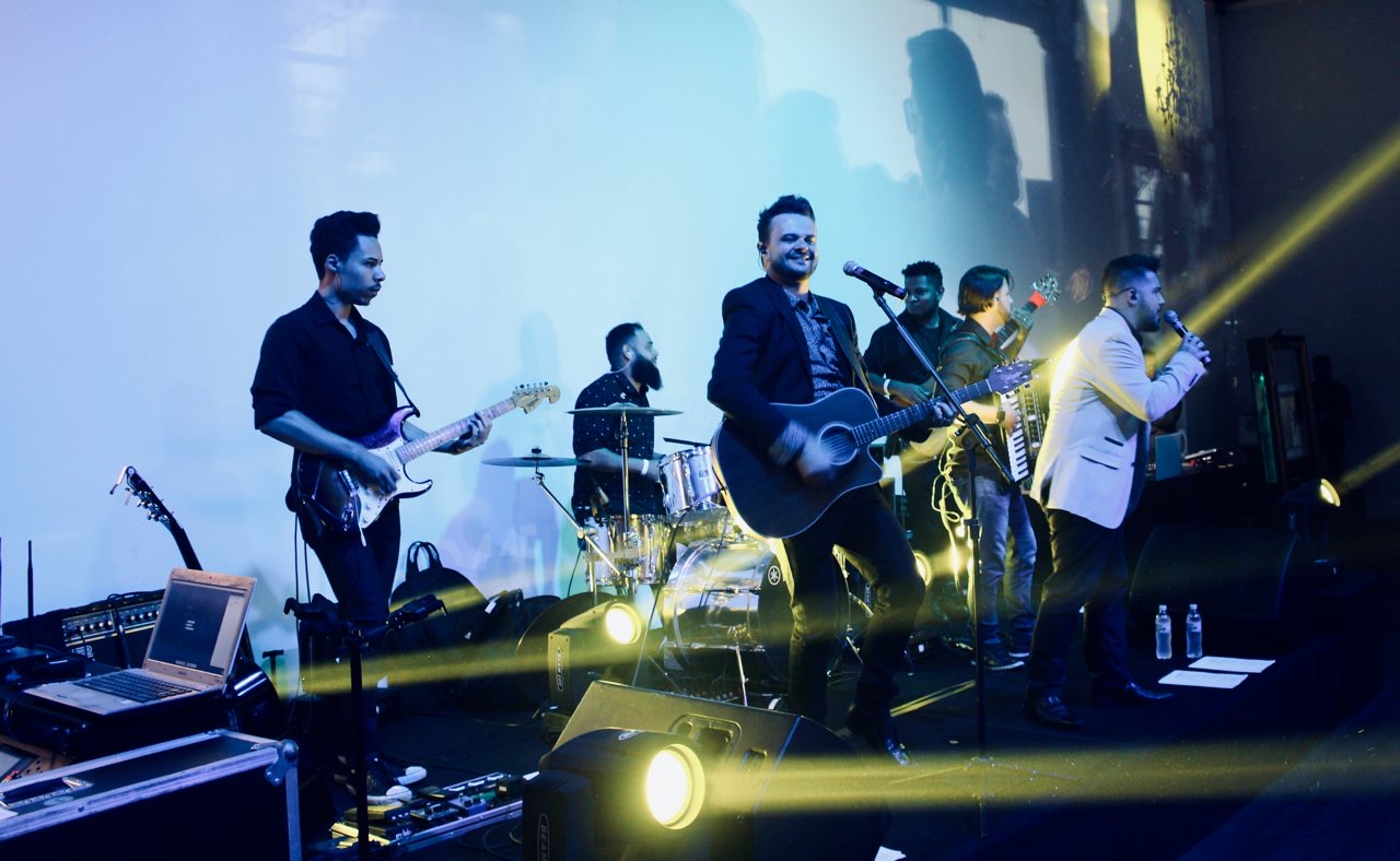 Thiago Melo & Amorim com banda completa