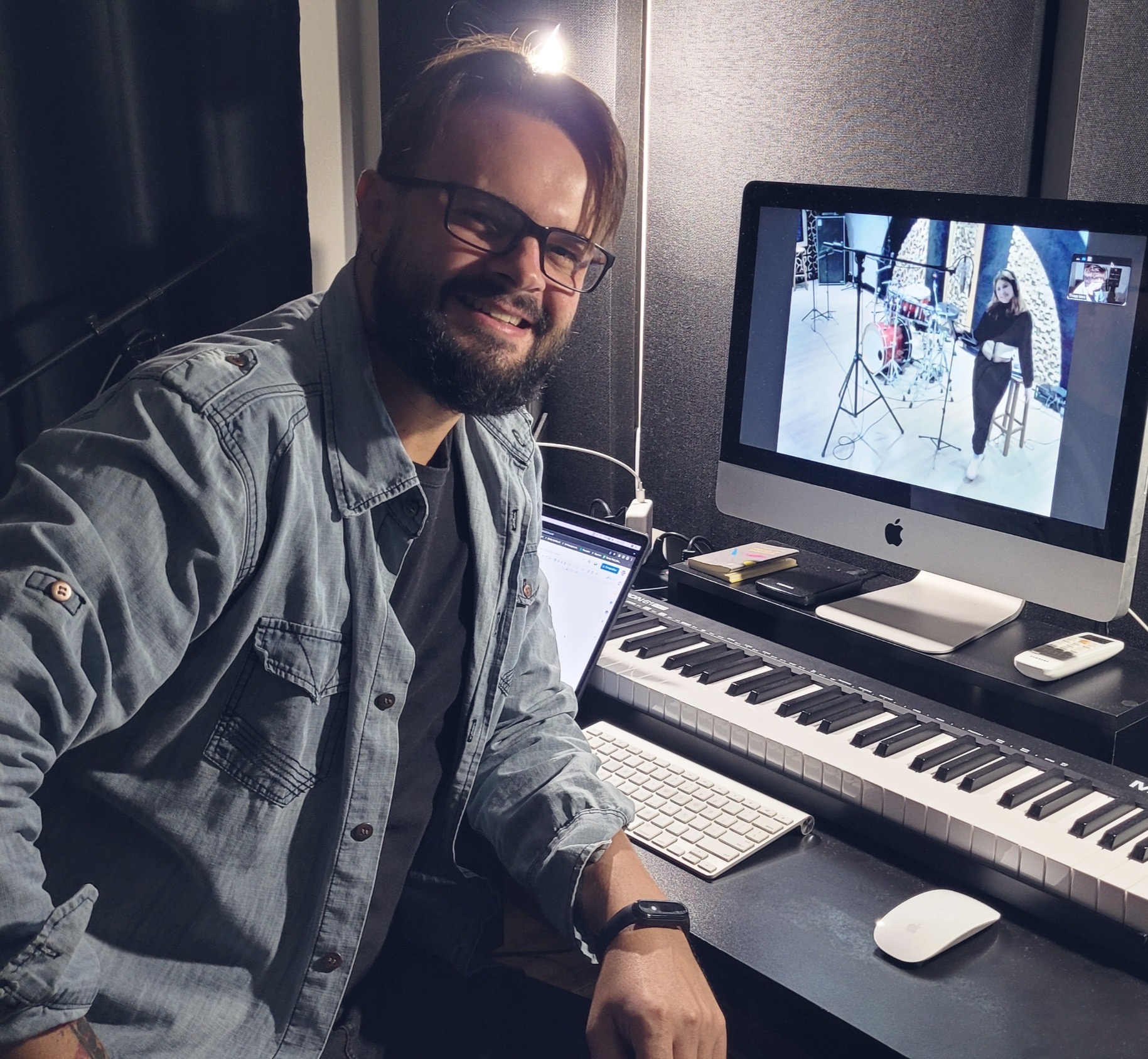 Thiago Melo produzindo — teclado e monitores de estúdio