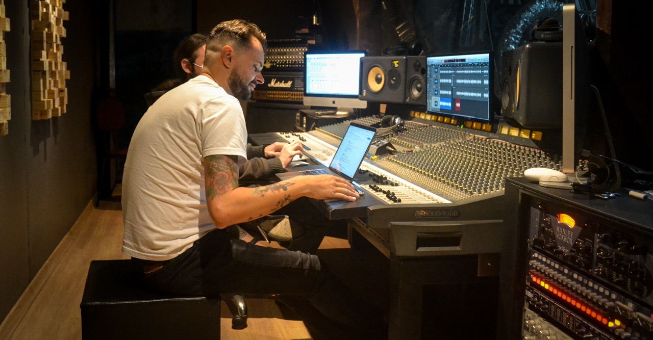 Thiago Melo na mesa de mixagem